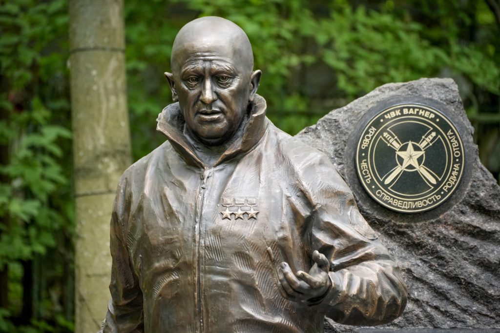 O statuie de bronz a lui Evgheni Prigojin, dezvelită la mormântul său din Sankt Petersburg 6 ap24153475528595