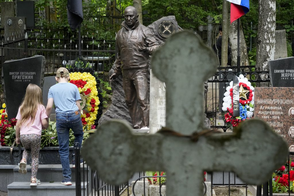 O statuie de bronz a lui Evgheni Prigojin, dezvelită la mormântul său din Sankt Petersburg 5 ap24153475982543
