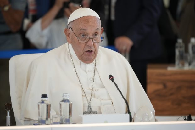 Papa Francisc spune, la summitul G7 din Italia, că oamenii nu trebuie să piardă controlul asupra Inteligenței Artificiale