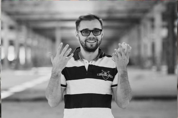 Un cunoscut regizor moldovean a murit după ce o creangă doborâtă de vânt a căzut peste cortul în care se afla