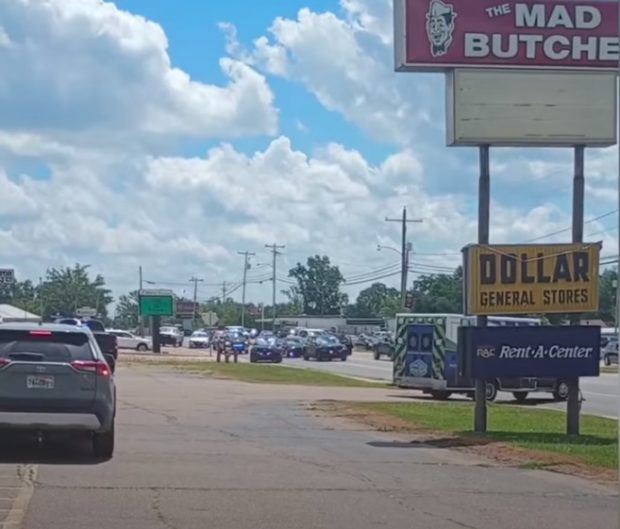 Atac armat într-un supermarket din Arkansas. Două persoane au fost ucise și alte șapte au fost rănite. Atacatorul, rănit grav și arestat