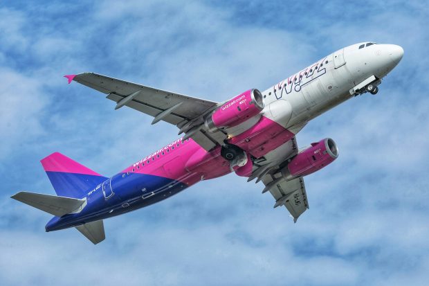 Wizz Air, amendată cu o sumă considerabilă pentru comunicare înşelătoare. Ce le-a promis călătorilor