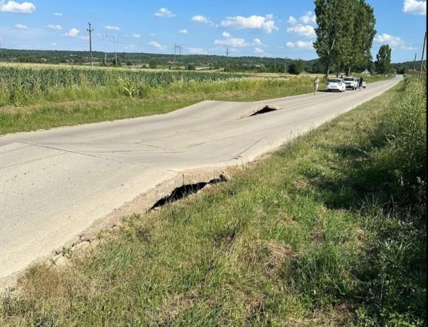 Pericol pe un drum din Gorj: plăcile de beton s-au ridicat din cauza căldurii. O femeie a fost rănită într-un accident provocat de aceste denivelări