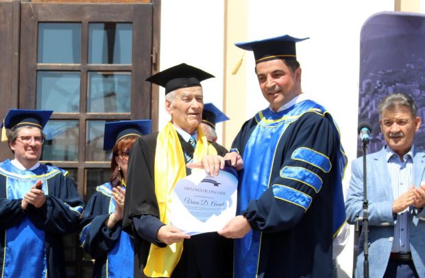 Povestea lui Aurel Voicu, românul student și absolvent de master la 89 de ani. „Am mai fost și apostrofat, dar am trecut cu bine”