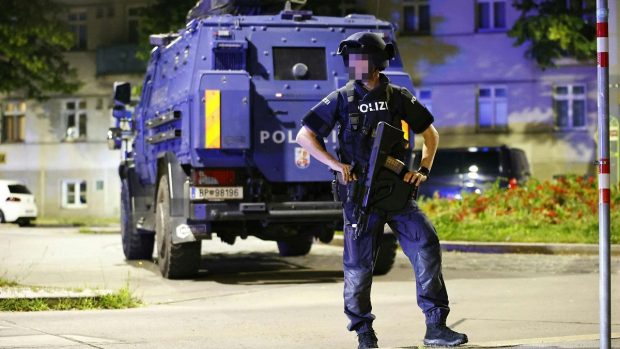 Bărbat ucis în balconul casei sale de lunetiștii poliției, în Viena, după ce a amenințat agenții cu o replică a unei mitraliere Kalashnikov