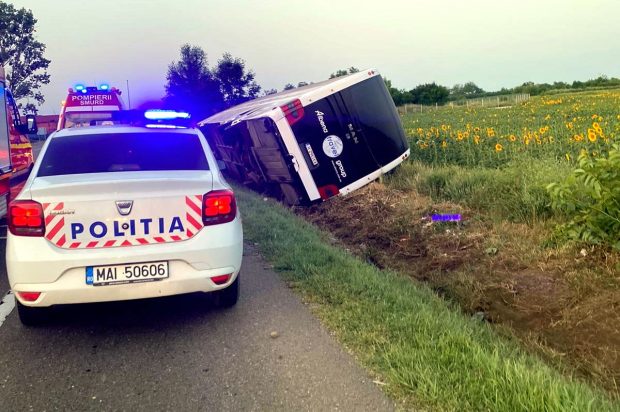 Autocar din Bulgaria cu 59 de pasageri, răsturnat pe DN2, după ce șoferul a adormit la volan. Patru răniți, inclusiv un copil
