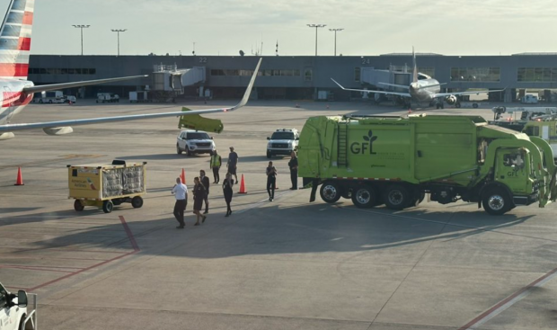 O mașină de gunoi a intrat într-un avion Boeing, pe aeroportul din Greensboro: „S-a simțit ca un cutremur”
