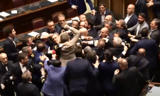 Bătaie în Camera Deputaților din Italia, un politician a fost evacuat în scaun cu rotile. „Am încercat să-l lovesc, dar nu l-am prins” | VIDEO
