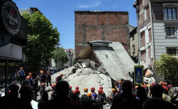 Un mort și 8 răniți, inclusiv un bebeluș de 6 luni, după ce un un bloc de 3 etaje, construit ilegal, s-a prăbușit, în Turcia | VIDEO 2 bloc 3