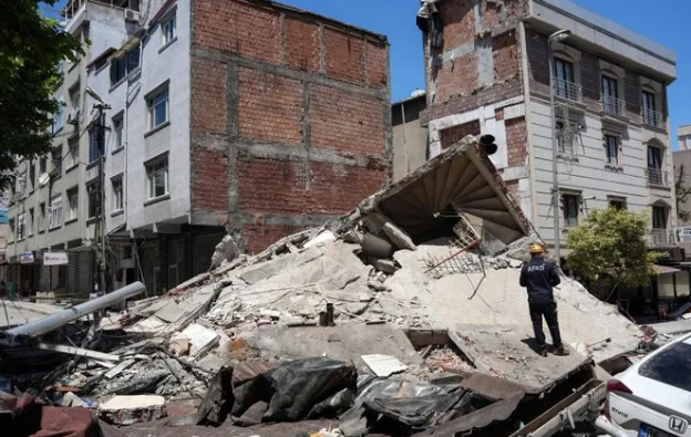 Un mort și 8 răniți, inclusiv un bebeluș de 6 luni, după ce un un bloc de 3 etaje, construit ilegal, s-a prăbușit, în Turcia | VIDEO 3 bloc 4
