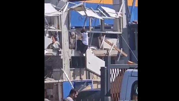 Femeie filmată când se salvează dintre dărâmături, după explozia de la Dedeman Botoșani. Ce spun martorii | VIDEO
