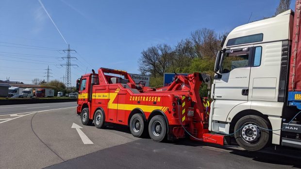 Un șofer bulgar a rămas cu TIR-ul blocat între case, de două ori în două ore, pe drumuri diferite din Austria
