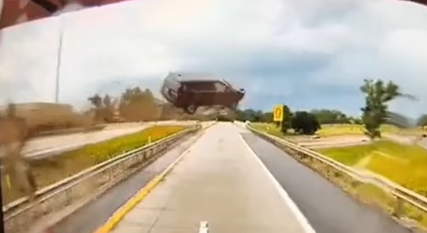 „Doamna a fost conștientă și receptivă”. Momentul în care o mașină zboară peste autostradă, în fața unui șofer de camion, în SUA | VIDEO