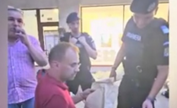 Precizările Jandarmeriei Capitalei după ce au apărut imagini cu persoane care arată Poliţiei saci cu buletine nesigilaţi, la sectorul 1