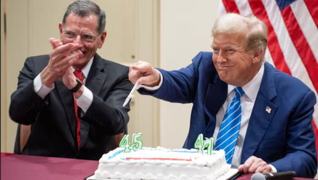 Lumânări cu cifrele 45 și 47 pe tortul pe care l-a primit Donald Trump. Fostul președinte american împlinește azi 78 de ani