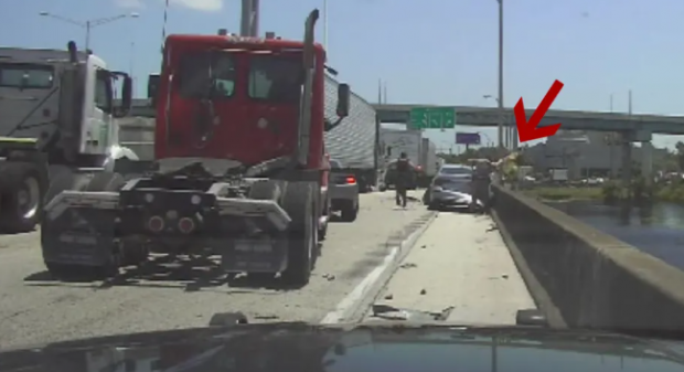 O americancă a furat mașina de test drive, a fost urmărită de poliție, a făcut accident, apoi s-a aruncat în apă, de pe un pod | VIDEO
