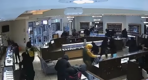 Jaf în 141 de secunde. O bandă de 20 de hoți golește un magazin de bijuterii din California | VIDEO