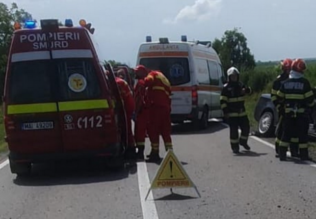 Un bebeluș a murit într-un grav accident rutier între o basculantă cu nisip şi un autoturism, pe DN 19E, în Bihor