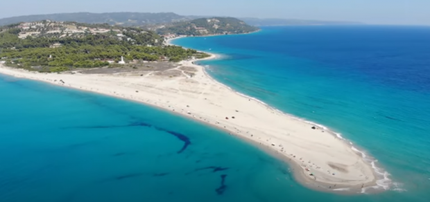 Tragedie în Halkidiki. O fețiță de 13 ani a murit lovită de fulger, pe plaja din Possidi, în fața părinților săi