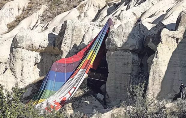 Momentul în care un balon cu aer cald, cu 20 de turiști, a rămas blocat între stâncile din Valea Iubirii din Capadocia | VIDEO