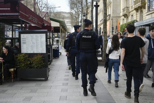 Jaf armat la un hotel luxos de lângă Champs-Élysées, la câteva ore după vizita lui Joe Biden. Angajații au fost bătuți și legați