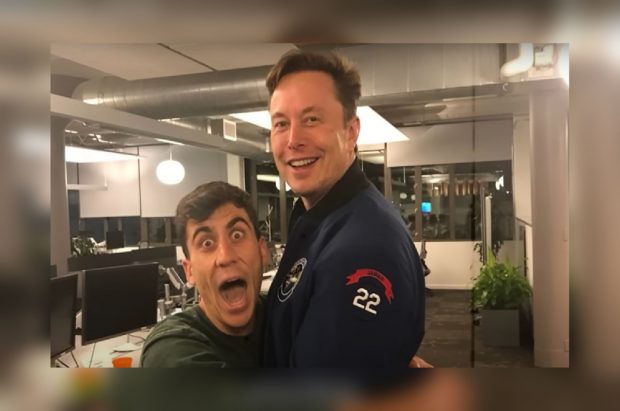 Un influencer de pe TikTok, devenit celebru după ce l-a îmbrățișat pe Elon Musk, zguduie scena politică din Cipru, candidând la alegerile europene