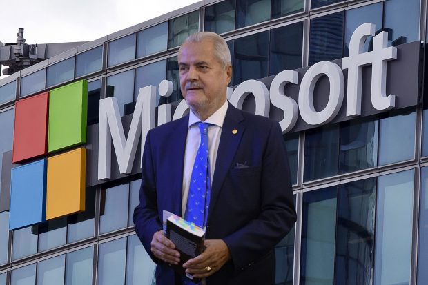 Procesul șpăgilor pentru licențele Microsoft începe și la Viena. Presa austriacă: „factori de decizie ai statului român au cerut plata unor «comisioane»”, inclusiv pentru Adrian Năstase