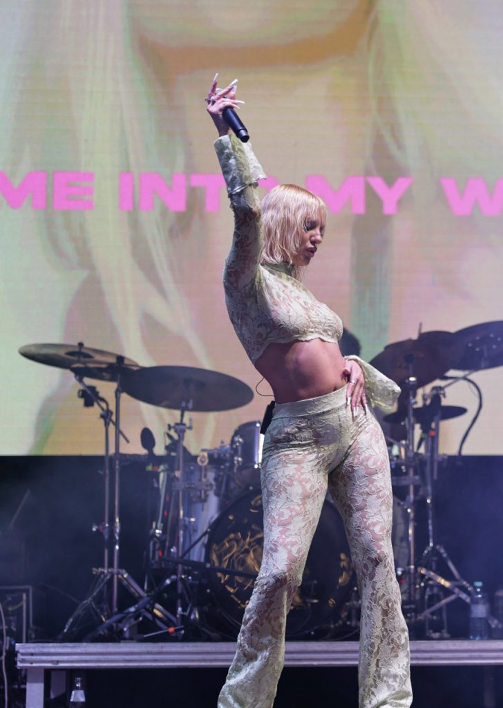 ELLE New Media AWARDS 2024: Atmosferă 12 concert alexandra stan 2 728x1024 2