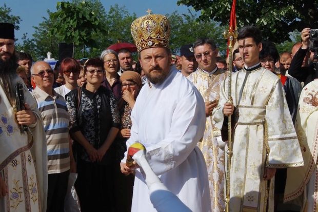 Opt ani de închisoare pentru fostul episcop de Huși, Corneliu Onilă, după ce a violat mai mulți elevi de la seminarul ortodox. Reacția Episcopiei