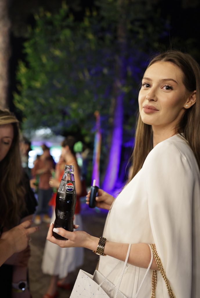 ELLE New Media AWARDS 2024: Atmosferă 39 corner pepsi 3 689x1024 2