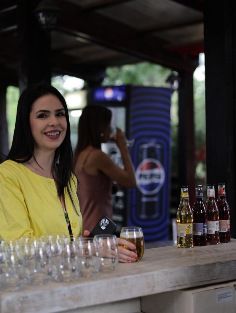 ELLE New Media AWARDS 2024: Atmosferă 44 corner strongbow 1 773x1024 2