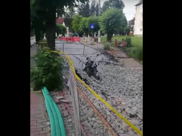 Craterul de pe strada surpată din Slănic Prahova s-a adâncit din nou. Ce spun autoritățile