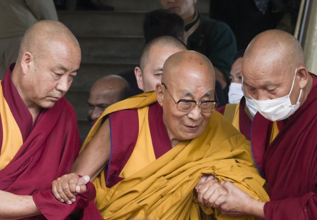 Dalai Lama, mesaj după o operaţie la genunchi: „Sunt bine, puteţi fi liniştiţi”