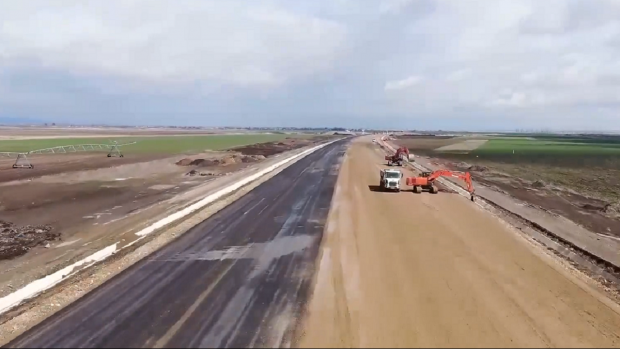 Un fermier din Vrancea a câștigat în instanță despăgubiri de peste 14,5 milioane de euro, după ce autostrada A7 Moldova i-a distrus afacerea