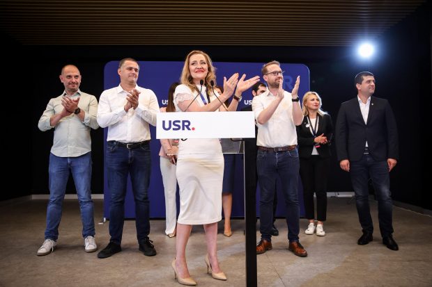 PSD o acuză pe Elena Lasconi că și-a angajat soțul la partid pe bani publici. Replica USR