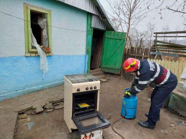 Un vasluian a ajuns la spital, iar casa i-a luat foc, după ce a verificat butelia cu o flacără deschisă