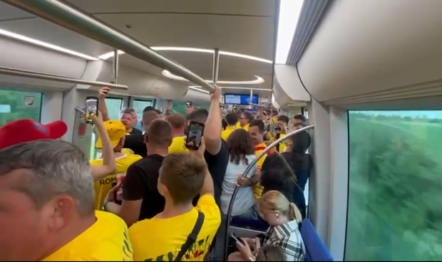 Fanii tricolorilor cântă imnul în metroul din München, înaintea meciului România – Ucraina 3-0 de la Euro 2024