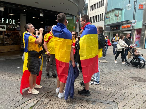 Fanii României fac spectacol la Köln, înaintea partidei cu Belgia de la EURO 2024. Au cântat „Treceți, batalioane române, Carpații” și imnul național. VIDEO