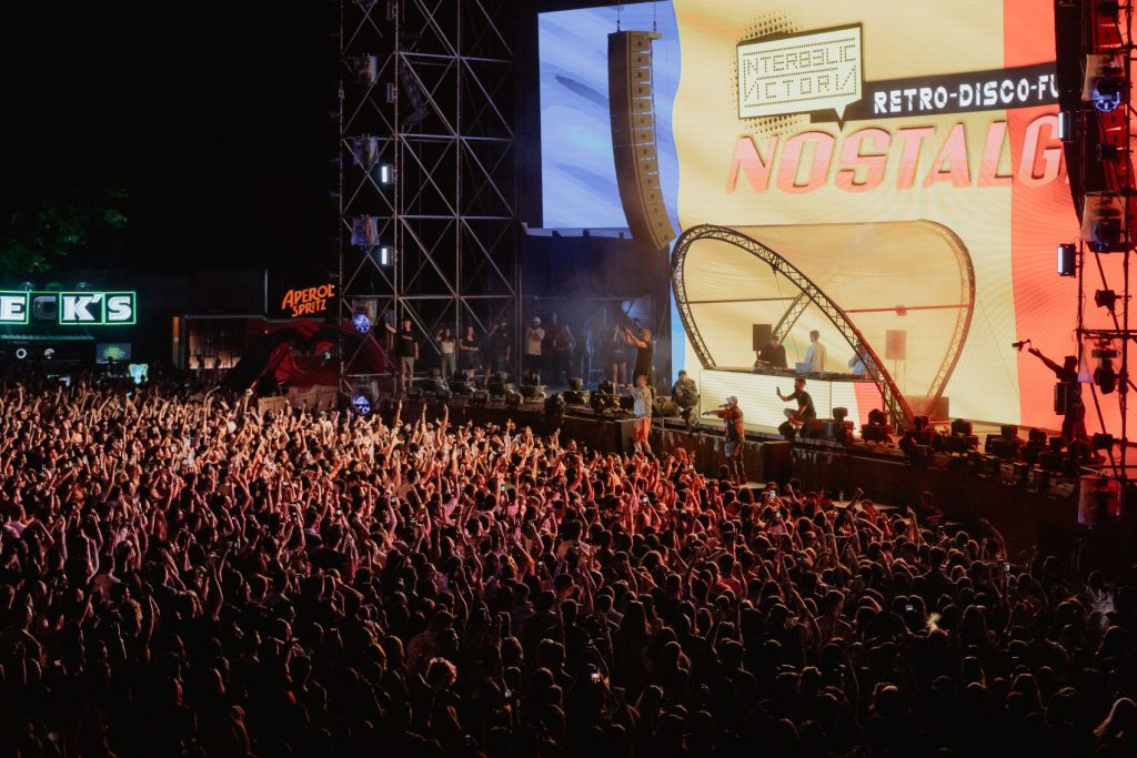 Festivalul NOSTALGIA are loc între 27 – 30 iunie și se desfășoară, pentru al doilea an consecutiv, la Federația de Tir Sportiv, lângă pădurea Băneasa. Ce surprize pregătesc organizatorii în această ediție 1 festivalul nostalgia 27 si 30 iunie 2024 la federatia de tir sportiv langa padurea baneasa 1024x683 1