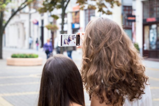 Legătura neașteptată dintre selfie-uri și infestarea cu păduchi. Poate acest obicei al tinerilor să favorizeze transmiterea paraziților? Explicația experților
