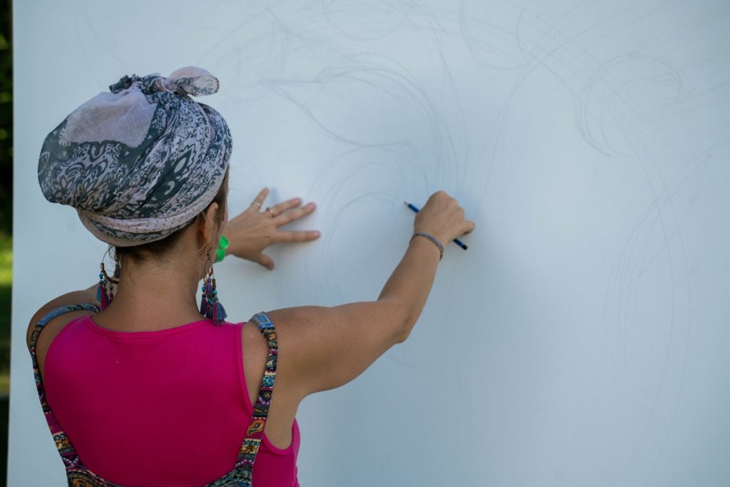 Festivalul de Artă "Film în Sat" Se Extinde și Adună Comunitatea în Jurul Culturii Românești 5 film in sat rasinariatelier action painting
