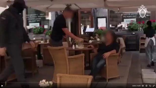 Un francez suspectat de spionaj, arestat în Rusia. A fost ridicat dintr-o cafenea din centrul Moscovei de agenți de securitate mascați VIDEO