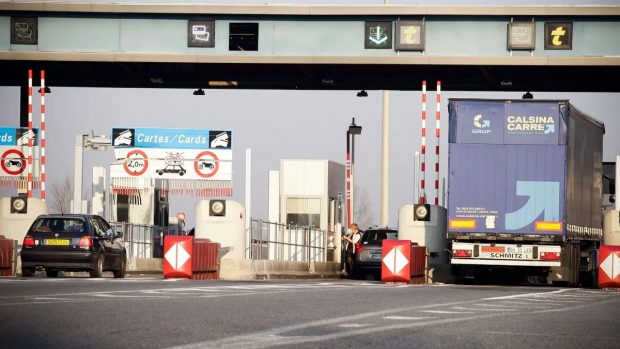 Șofer român de TIR arestat lângă Marsilia. Poliția a găsit aproape o tonă de canabis în camionul lui