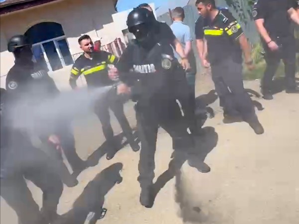 REPORTAJ Lacrimogene de campanie în Mihăilești, Giurgiu: polițiști înarmați și jandarmi au venit să oprească un protest față de primar 11 gaze lacrimogene contra sateni