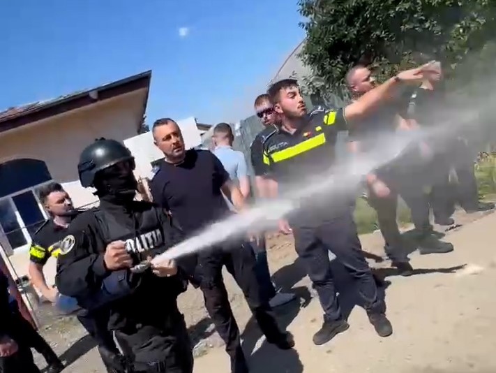 REPORTAJ Lacrimogene de campanie în Mihăilești, Giurgiu: polițiști înarmați și jandarmi au venit să oprească un protest față de primar 7 gazele lacrimogene contra sateni 2