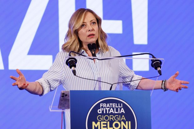 Giorgia Meloni, ținta criticilor opoziției italiene, după publicarea în presă a unor videoclipuri cu scandări fasciste ale tinerilor din partidul său