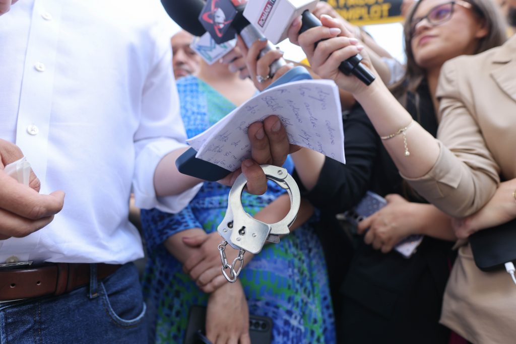 Parchetul General precizează că George Simion nu a fost citat, după ce liderul AUR a mers la sediul instituției cu o pereche de cătușe 1 geroge dsimion sediul pg 7 iunie foto inquam george calin