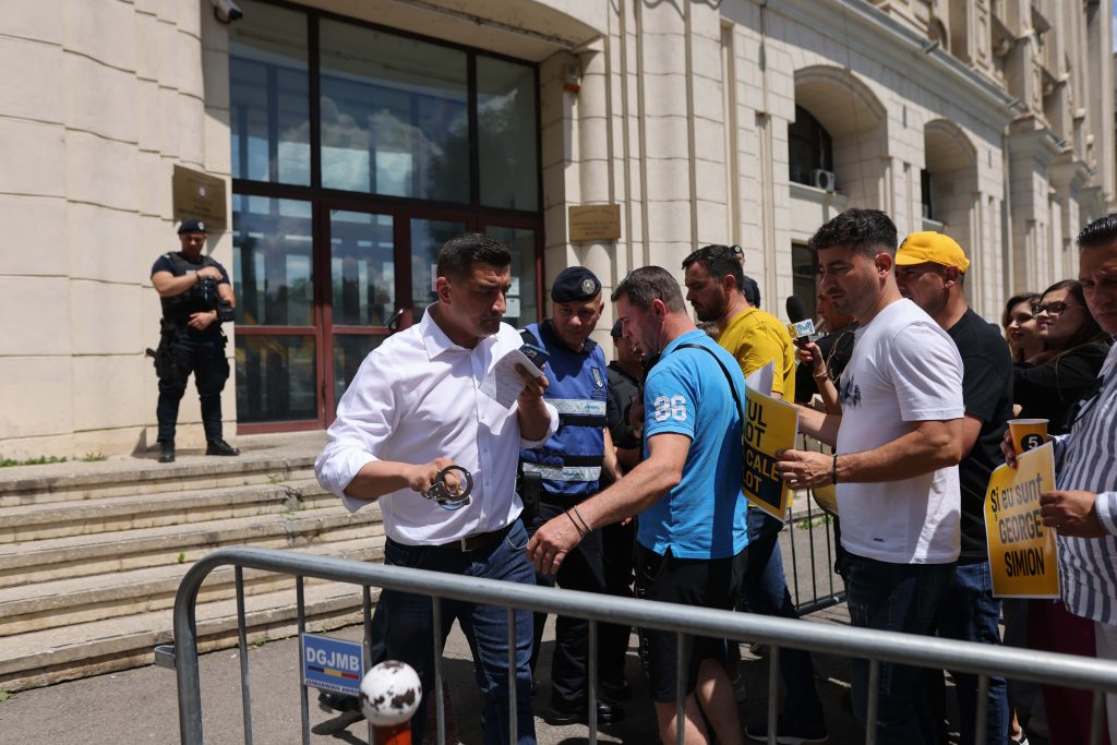 Parchetul General precizează că George Simion nu a fost citat, după ce liderul AUR a mers la sediul instituției cu o pereche de cătușe 3 geroge dsimion sediul pg 7 iunie foto inquam george calin 3