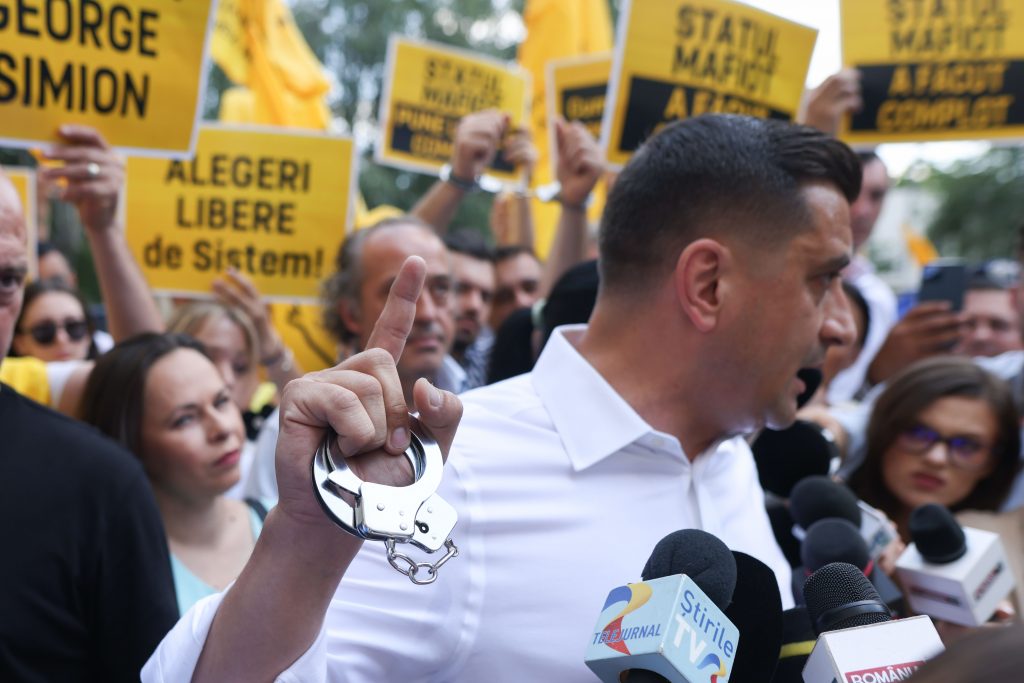 Parchetul General precizează că George Simion nu a fost citat, după ce liderul AUR a mers la sediul instituției cu o pereche de cătușe 5 geroge dsimion sediul pg 7 iunie foto inquam george calin 4