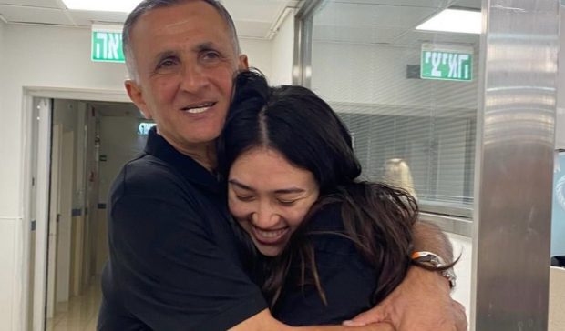 Ostatica Noa Argamani, eliberată din Gaza de ziua tatălui ei şi la timp pentru a-şi vedea mama bolnavă în stadiu terminal | VIDEO